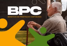 Idoso sentado em banco com bastão, ilustrando os beneficiários do BPC que não precisarão passar por nova perícia médica.