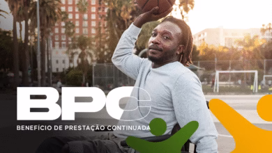 Homem em cadeira de rodas jogando basquete, representando beneficiário do BPC.