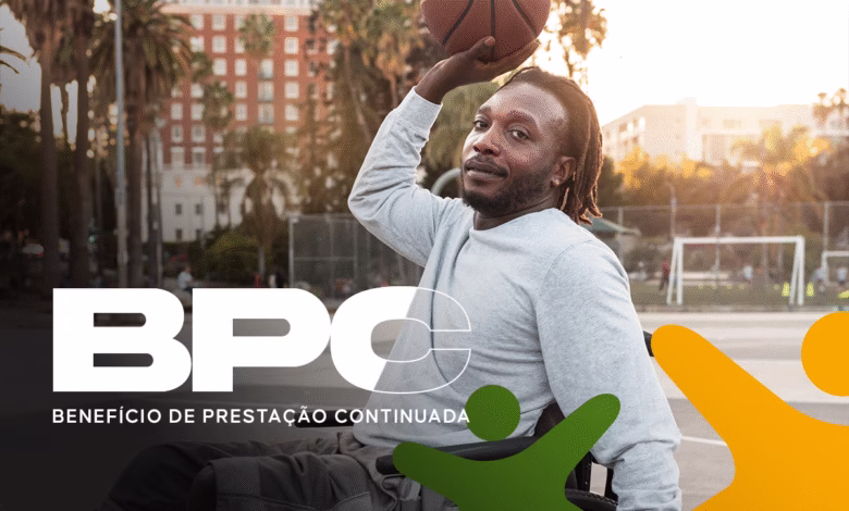 Homem em cadeira de rodas jogando basquete, representando beneficiário do BPC.