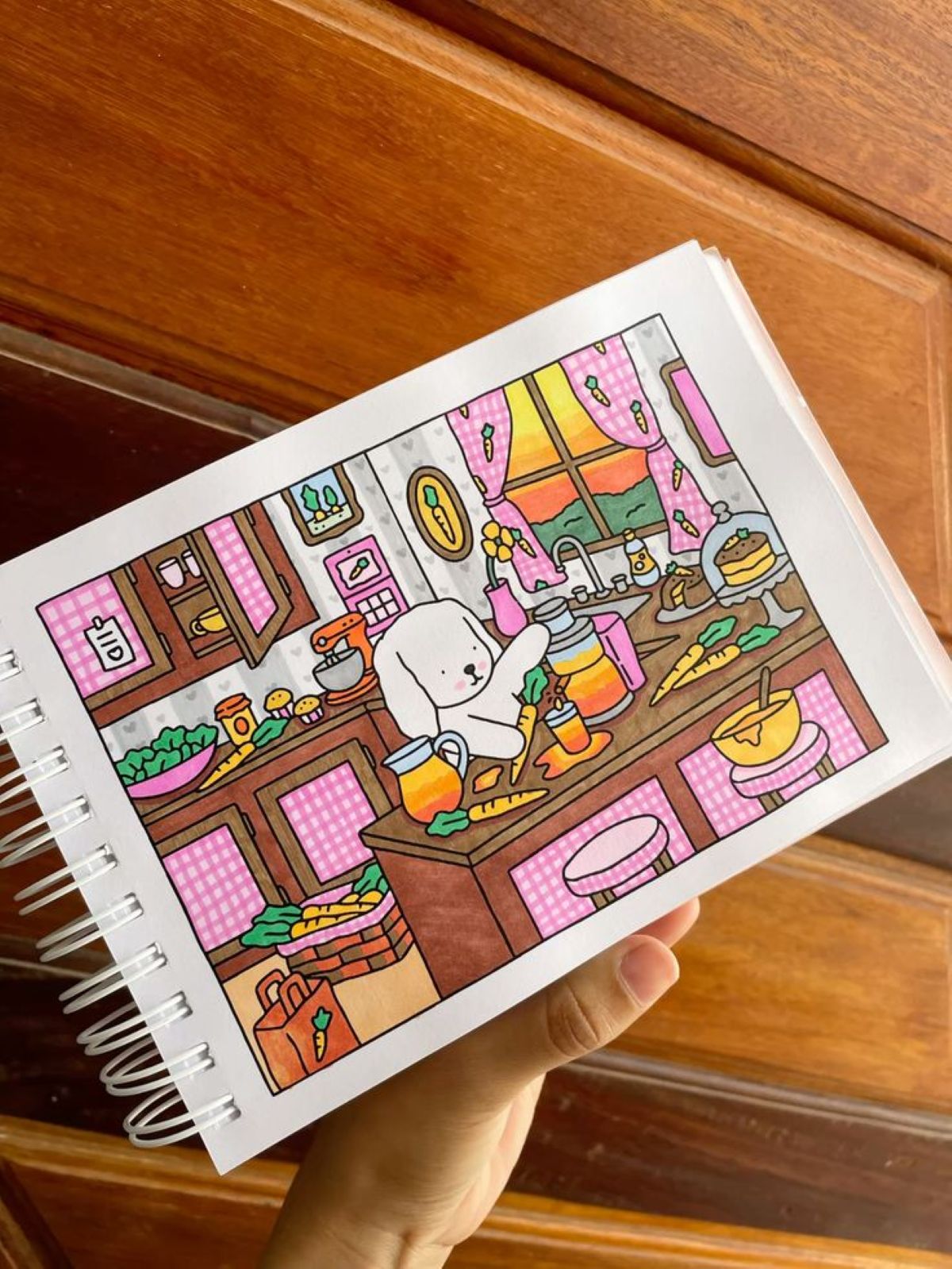 Página de livro de colorir Bobbie Goods com um degradê de cores em tons de rosa e laranja, ilustrando a técnica de pintura rápida.