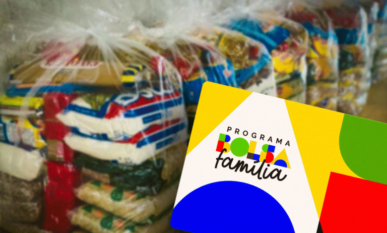 Cartão do Bolsa Família em frente a sacos de cestas básicas, simbolizando o auxílio governamental.