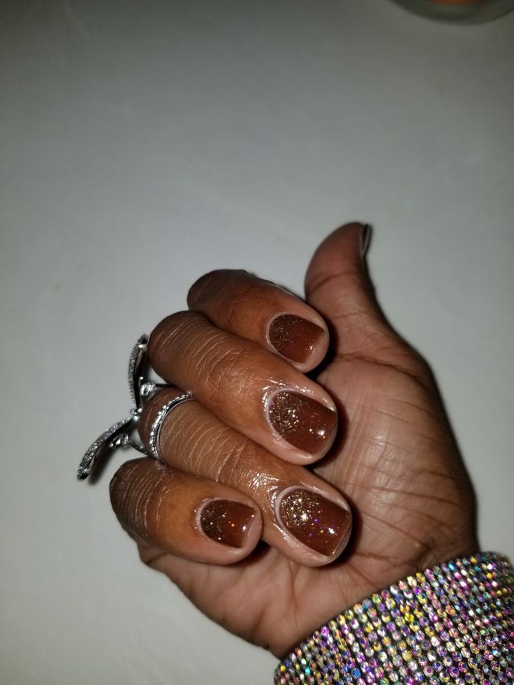 Unhas Marrom com Glitter Dourado: Ideias de Decoração Marrom com glitter nas unhas: 5 opções com elegância e um toque de ousadia