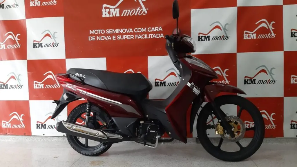 Moto Bull F5 Plus NG 48,7 cc com freios a disco, partida elétrica e painel digital.
