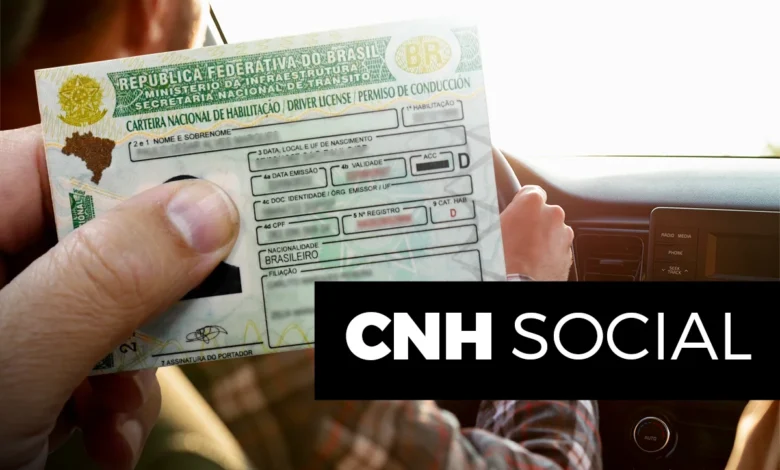 Imagem de uma carteira de habilitação brasileira sendo segurada, com uma mão em destaque, enquanto o motorista está no banco do passageiro de um carro. O tema é sobre a CNH Social 2025.