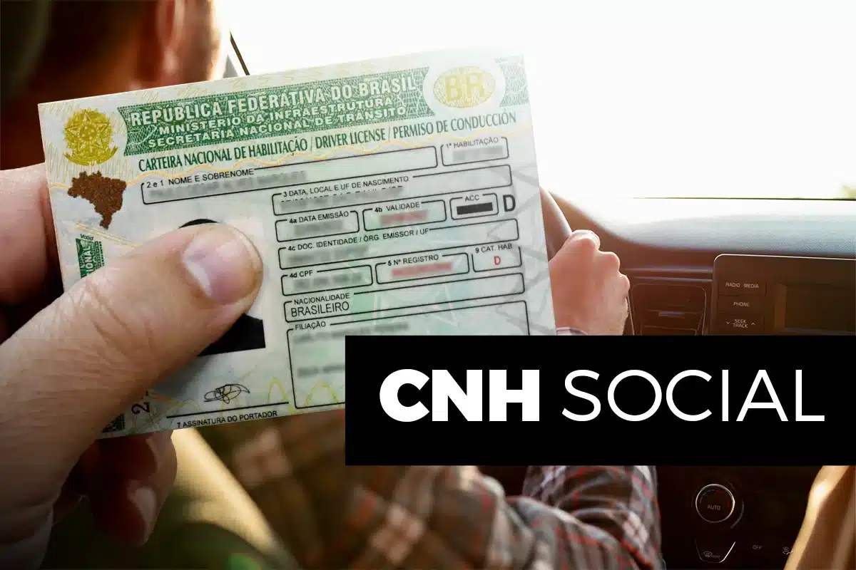 Imagem de uma carteira de habilitação brasileira sendo segurada, com uma mão em destaque, enquanto o motorista está no banco do passageiro de um carro. O tema é sobre a CNH Social 2025.