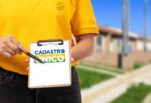 A imagem de uma mulher segurando uma prancheta com o logo do Cadastro Único (CadÚnico) em destaque.