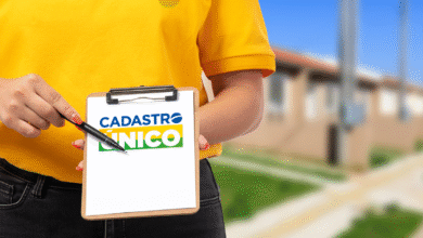 A imagem de uma mulher segurando uma prancheta com o logo do Cadastro Único (CadÚnico) em destaque.