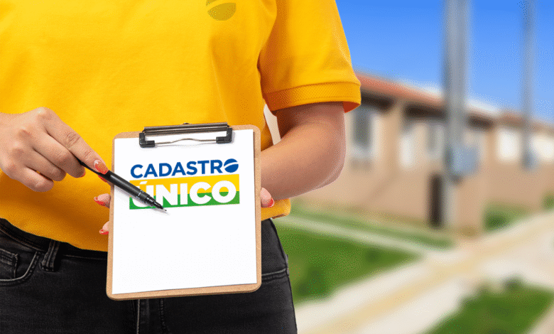 A imagem de uma mulher segurando uma prancheta com o logo do Cadastro Único (CadÚnico) em destaque.