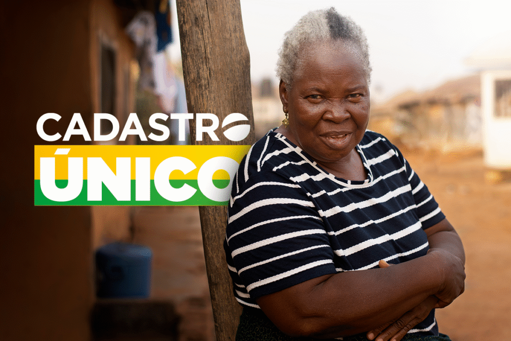 A imagem do logo da Caixa Econômica Federal e do Cadastro Único (CadÚnico), com uma mão mostrando um maço de dinheiro.