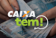 Imagem do aplicativo Caixa Tem com o logotipo sobre notas de 100 Reais.