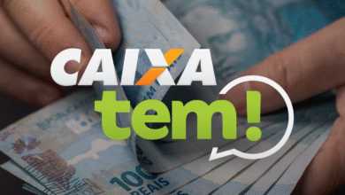 Imagem do aplicativo Caixa Tem com o logotipo sobre notas de 100 Reais.