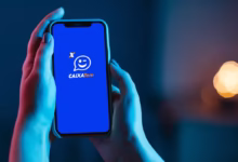 Tela do aplicativo Caixa Tem com logo em azul, indicando o processo de manutenção. A tela mostra o ícone do aplicativo com a marca Caixa Tem.