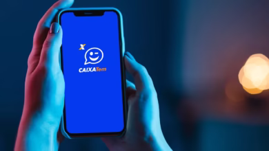 Tela do aplicativo Caixa Tem com logo em azul, indicando o processo de manutenção. A tela mostra o ícone do aplicativo com a marca Caixa Tem.