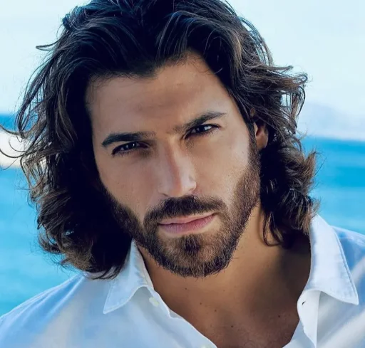 Can Yaman, galã da novela turca Sr. Errado, com olhar marcante e barba estilosa