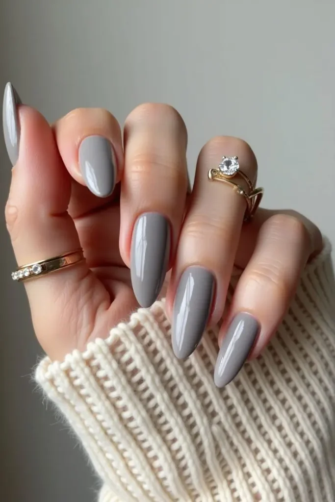Imagem mostrando esmalte de cor cinza claro em fundo neutro, evidenciando a suavidade da tonalidade.