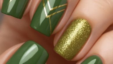 Unhas decoradas com esmalte verde oliva, mostrando diferentes estilos e acabamentos.