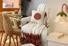 Decoração com crochê 3D, incluindo cadeira, almofada e luminária, criando um ambiente acolhedor e cheio de texturas.