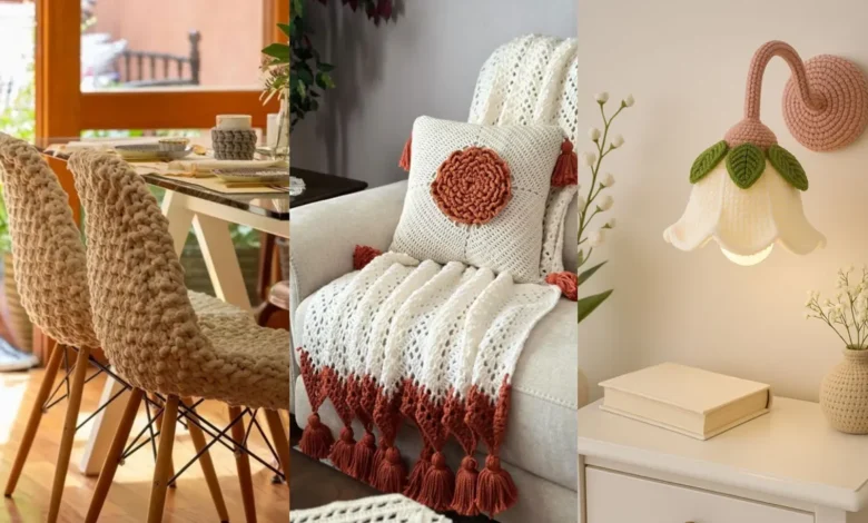 Decoração com crochê 3D, incluindo cadeira, almofada e luminária, criando um ambiente acolhedor e cheio de texturas.