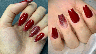 Duas mãos com unhas pintadas de esmalte vermelho e glitter, uma com formato quadrado e a outra com formato amendoado.