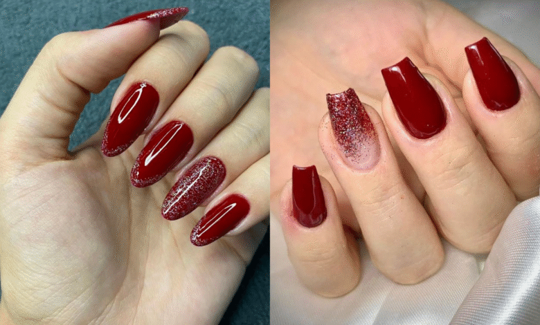 Duas mĂŁos com unhas pintadas de esmalte vermelho e glitter, uma com formato quadrado e a outra com formato amendoado.