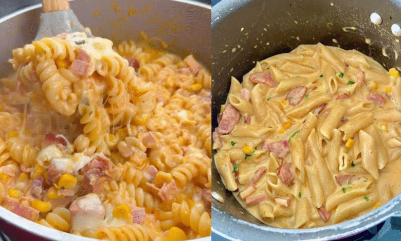Montagem de duas fotos de macarrão cremoso com molho, presunto e milho, sendo mexido em uma panela e, na outra imagem, já finalizado na panela.