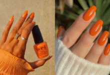 A imagem de uma mão segurando um esmalte laranja da marca O.P.I. e, ao lado, uma mão com as unhas pintadas de laranja vibrante.