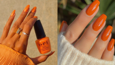 A imagem de uma mão segurando um esmalte laranja da marca O.P.I. e, ao lado, uma mão com as unhas pintadas de laranja vibrante.