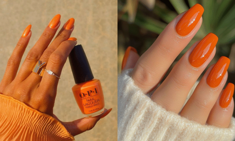 A imagem de uma mão segurando um esmalte laranja da marca O.P.I. e, ao lado, uma mão com as unhas pintadas de laranja vibrante.