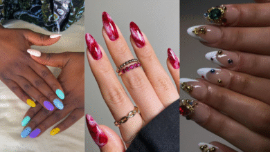 Três exemplos de unhas decoradas: unhas coloridas em tons pastel, unhas de gel com efeito marmorizado e unhas decoradas com joias e pedrarias.