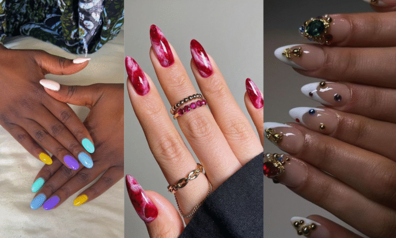 Três exemplos de unhas decoradas: unhas coloridas em tons pastel, unhas de gel com efeito marmorizado e unhas decoradas com joias e pedrarias.