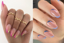Duas mãos com unhas decoradas em estilo francesinha moderna: uma com linhas duplas em rosa e amarelo neon, e outra com pontas em azul-claro.