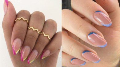 Duas mãos com unhas decoradas em estilo francesinha moderna: uma com linhas duplas em rosa e amarelo neon, e outra com pontas em azul-claro.
