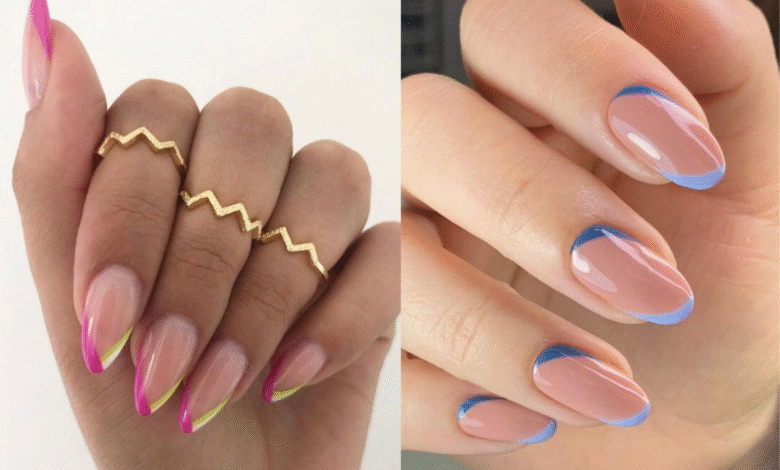 Duas mãos com unhas decoradas em estilo francesinha moderna: uma com linhas duplas em rosa e amarelo neon, e outra com pontas em azul-claro.