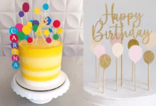 Topos de bolo coloridos feitos com papel fotográfico, offset e glitter, aplicados em bolos decorados.