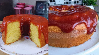 Bolo de fubá com cobertura de goiabada escorrendo, servido em prato decorado