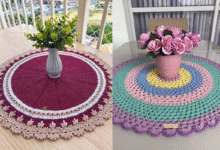Centro de mesa de crochê clássico e moderno com detalhes coloridos e delicados.
