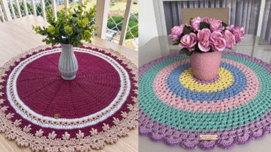 Centro de mesa de crochê clássico e moderno com detalhes coloridos e delicados.