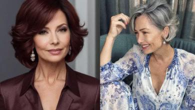 Mulheres maduras com cabelos grisalhos, uma com mechas e outra com fios totalmente brancos