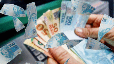 Homem pagando com várias notas de 100 reais, 50 reais e 20 reais. Notas azuis, cinzas e douradas de 100 reais flutuam ao redor da mão que segura as notas.