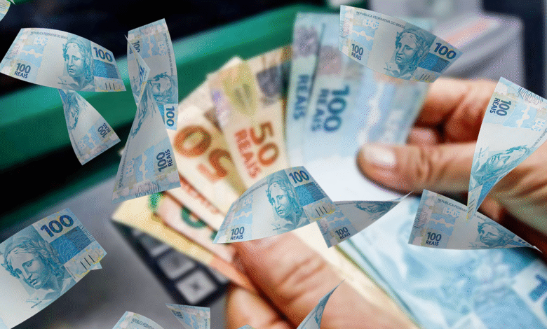 Homem pagando com várias notas de 100 reais, 50 reais e 20 reais. Notas azuis, cinzas e douradas de 100 reais flutuam ao redor da mão que segura as notas.