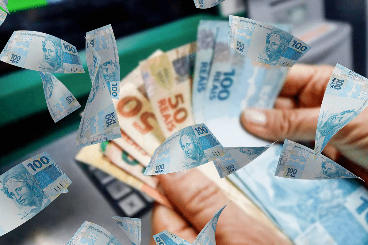 Homem pagando com várias notas de 100 reais, 50 reais e 20 reais. Notas azuis, cinzas e douradas de 100 reais flutuam ao redor da mão que segura as notas.