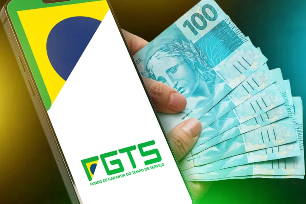 Imagem representativa do saque de calamidade, com a tela do aplicativo FGTS e notas de R$ 100 sendo seguradas por uma mão.