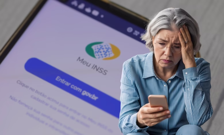 Idosa preocupada com a fraude no INSS enquanto tenta acessar o app Meu INSS no celular, sobre descontos indevidos no INSS.