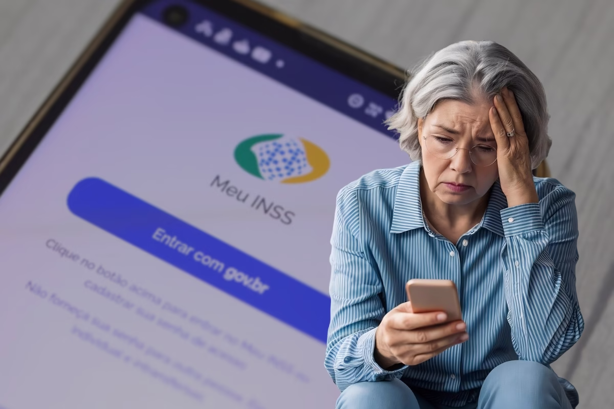 Idosa preocupada com a fraude no INSS enquanto tenta acessar o app Meu INSS no celular, sobre descontos indevidos no INSS.