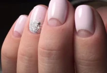 Unhas com francesinha invertida em esmalte pastel, apresentando um design elegante e moderno, perfeito para mulheres maduras.