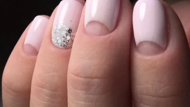 Unhas com francesinha invertida em esmalte pastel, apresentando um design elegante e moderno, perfeito para mulheres maduras.