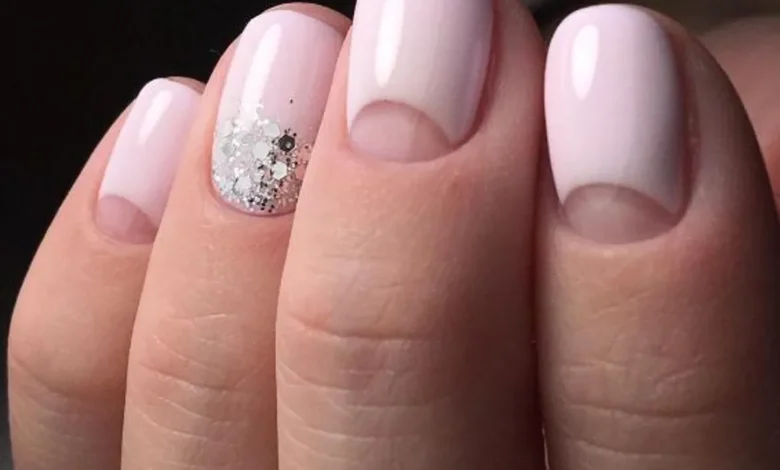 Unhas com francesinha invertida em esmalte pastel, apresentando um design elegante e moderno, perfeito para mulheres maduras.