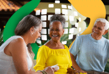 Idosos conversando e sorrindo, representando a importância dos serviços do INSS, como a perícia médica