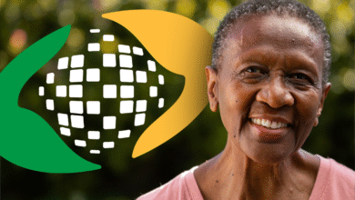 Idosa sorridente em destaque, com a logo do INSS ao fundo, representando os beneficiários que podem participar do mutirão.
