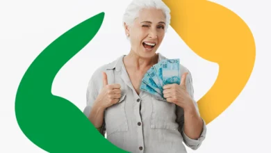 Mulher sorrindo, segurando notas de 100 reais, com um gesto positivo de polegar, em um fundo com formas coloridas representando o INSS.